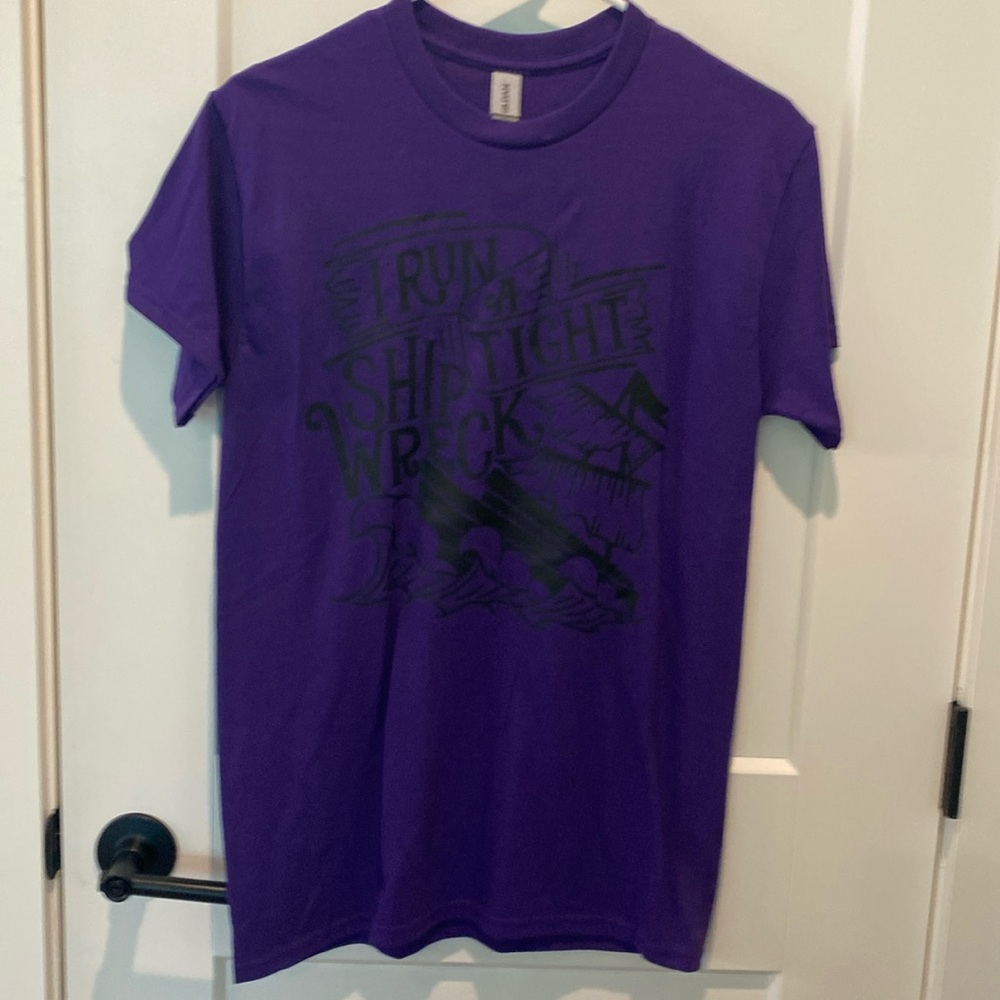 Gildan Short Sleeve Tee w/Saying Across the‎ Front.  Size Small.